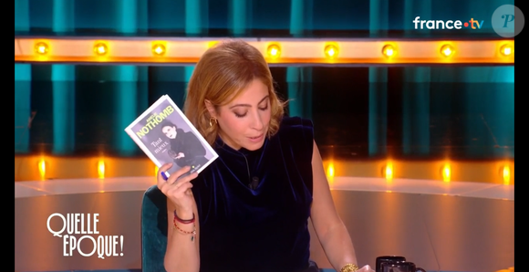 Léa Salamé sur le plateau de "Quelle époque !" sur France 2 le 18 octobre 2025