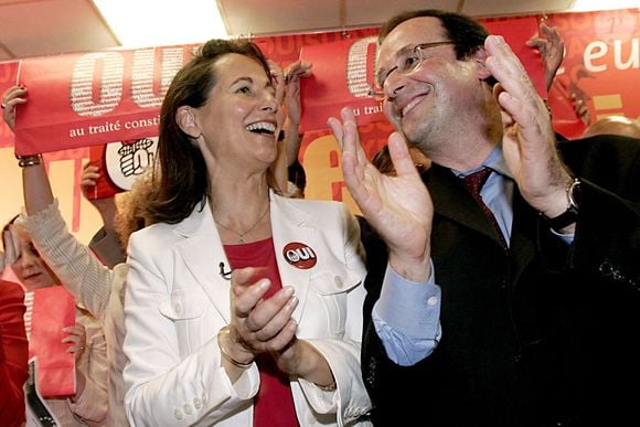 Le leader socialiste français François Hollande et la présidente de la région Poitou Charente Ségolène Royal, participent à un meeting pour le "oui" à la Constitution européenne, à Angoulême, dans l'ouest de la France, le 2 mai 2005. Photo par Patrick Bernard/ABACA.