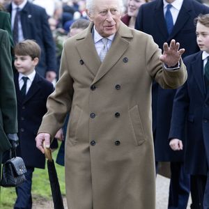 Le roi Charles III d'Angleterre - La famille royale britannique se rend à la messe de Noël à Sandringham le 25 décembre 2024.