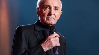 Charles Aznavour : le coup de génie méconnu du chanteur dans l’édition musicale française, entre héritage artistique et stratégie patrimoniale