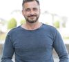 Là où Olivier Minne cultivait depuis des années une image très aventurière, souvent associée à des tenues sombres et à des looks avec du cuir, Cyril Féraud apparaît dans un registre plus lumineux et moderne. 

Olivier Minne (Présentation de son livre "Louis Jourdan, de Marseille à Hollywood") - Journées Nationales du Livre et du Vin de Saumur. Le 14 mai 2017
© Nicolas Desvignes / Bestimage
