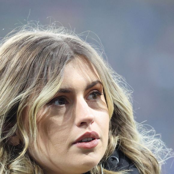 Marine (Star Academy 2024) chante "Les Corons" en hommage à Pierre Bachelet, pour le 20ème anniversaire de sa mort, lors du match de Ligue 1 McDonald's "Lens - Strasbourg (0-2)" au stade Bollaert-Delelis, le 16 février 2025.