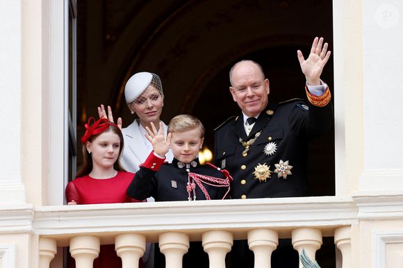 Le prince Albert II de Monaco et la princesse Charlène de Monaco avec leurs enfants le prince Jacques de Monaco, marquis des Baux, et la princesse Gabriella de Monaco, comtesse de Carladès - La famille princière de Monaco au balcon du palais, à l'occasion de la Fête Nationale de Monaco, le 19 novembre 2025. © Dominique Jacovides/Bestimage