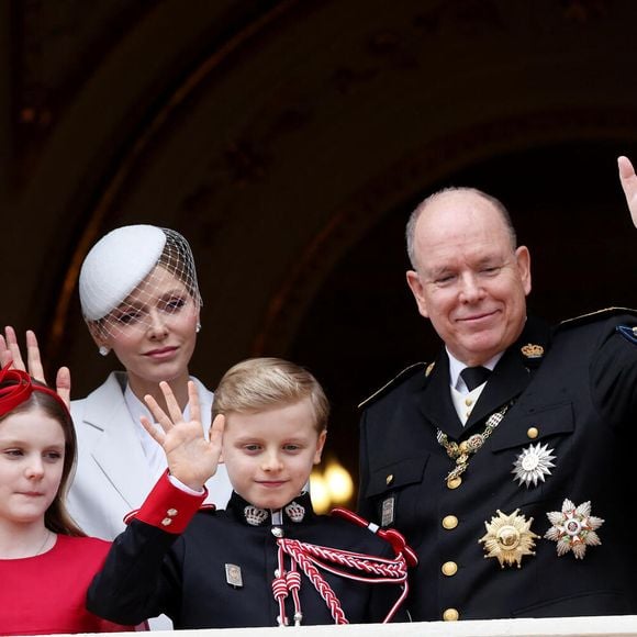 Le prince Albert II de Monaco et la princesse Charlène de Monaco avec leurs enfants le prince Jacques de Monaco, marquis des Baux, et la princesse Gabriella de Monaco, comtesse de Carladès - La famille princière de Monaco au balcon du palais, à l'occasion de la Fête Nationale de Monaco, le 19 novembre 2025. © Dominique Jacovides/Bestimage