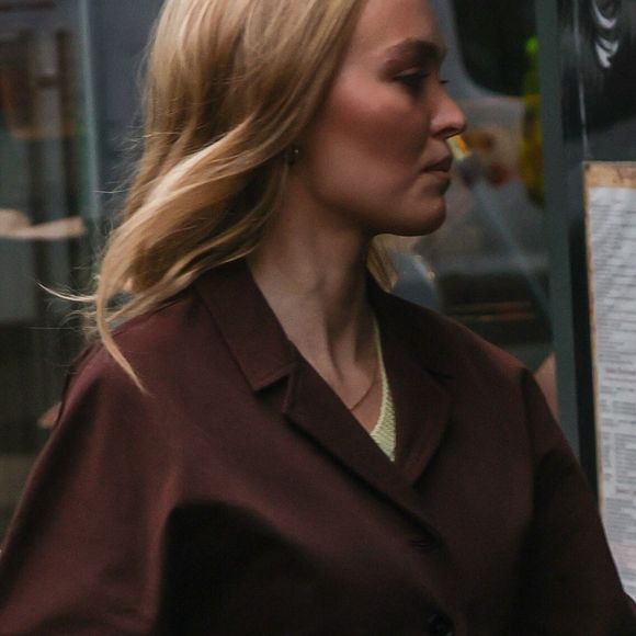 Et la toile risque de s'affoler !

A Londres, Lily Rose Depp s'affiche dans une mini-robe jaune sans soutien-gorge 
© Backgrid / Bestimage 



Pictured: Lilly Rose Depp