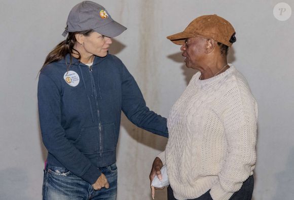 "Je ne pense donc pas que je devrais parler d'elle pour l'instant."

Jennifer Garner apporte son aide en participant à la World Central Kitchen qui sert des repas aux victimes des feux en Californie