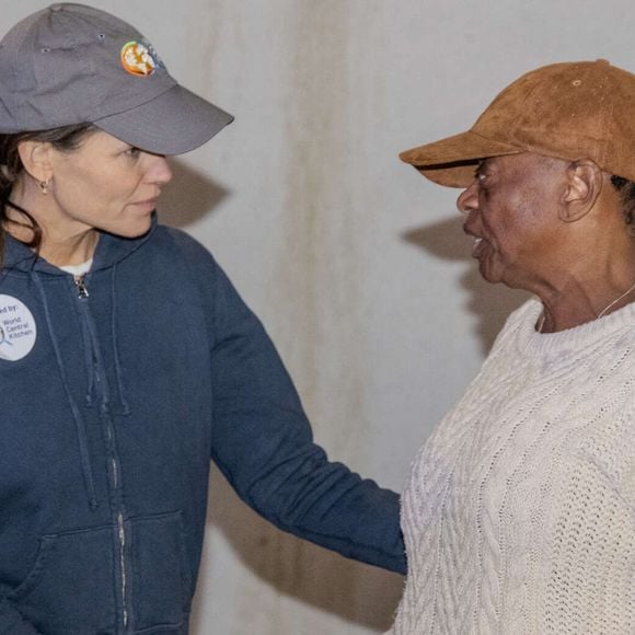 "Je ne pense donc pas que je devrais parler d'elle pour l'instant."

Jennifer Garner apporte son aide en participant à la World Central Kitchen qui sert des repas aux victimes des feux en Californie