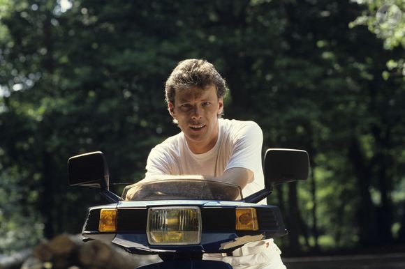 Archives - En France, à Barbizon, en extérieur, Herbert Léonard, posant sur son scooter le 11 juillet 1984. © Alain Canu via Bestimage