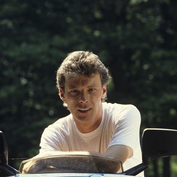 Archives - En France, à Barbizon, en extérieur, Herbert Léonard, posant sur son scooter le 11 juillet 1984. © Alain Canu via Bestimage