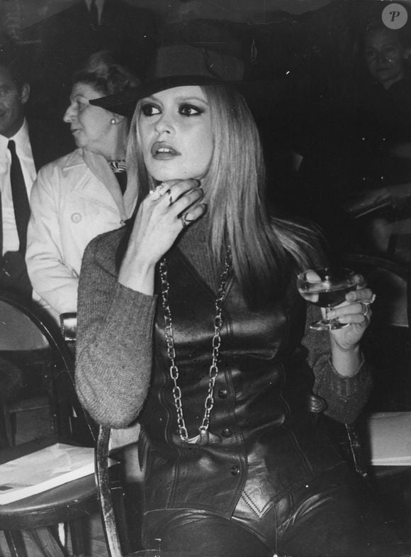 Brigitte Bardot a assisté à un défilé de mode présentant des modèles de la boutique Gunter Sachs Saint Tropez de son mari, le 4 avril 1968. Image : © Keystone Press Agency/ZUMA Press Wire