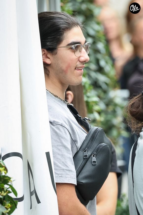 Nelson Angelil, un des enfants de C.Dion - Céline Dion acclamée par ses fans à son arrivée au palace Royal Monceau à Paris, le 28 août 2026. ©  CYRIL MOREAU / BESTIMAGE