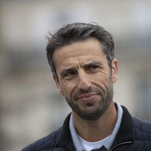 Il y a eu un tiraillement. D’un côté, cette vie parisienne qui m’aspirait, cette adrénaline de la réussite [...] De l’autre côté, ma vie personnelle à Pau, très chouette, avec mes enfants et ma femme. Je ne voulais pas choisir. C’est très difficile de mener cette double ambition sans avoir d’impact".

Le président français du Comité d'organisation des Jeux olympiques et paralympiques de Paris (COJO), Tony Estanguet, assiste à la cérémonie de présentation des trois nouvelles cloches, dont celle utilisée lors des Jeux olympiques de Paris, qui seront placées dans la cathédrale Notre-Dame de Paris. Photo par Eliot Blondet/ABACAPRESS.COM