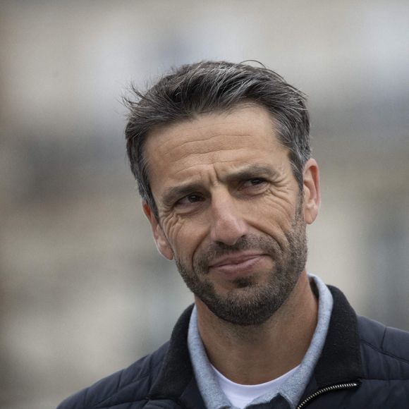 Il y a eu un tiraillement. D’un côté, cette vie parisienne qui m’aspirait, cette adrénaline de la réussite [...] De l’autre côté, ma vie personnelle à Pau, très chouette, avec mes enfants et ma femme. Je ne voulais pas choisir. C’est très difficile de mener cette double ambition sans avoir d’impact".

Le président français du Comité d'organisation des Jeux olympiques et paralympiques de Paris (COJO), Tony Estanguet, assiste à la cérémonie de présentation des trois nouvelles cloches, dont celle utilisée lors des Jeux olympiques de Paris, qui seront placées dans la cathédrale Notre-Dame de Paris. Photo par Eliot Blondet/ABACAPRESS.COM