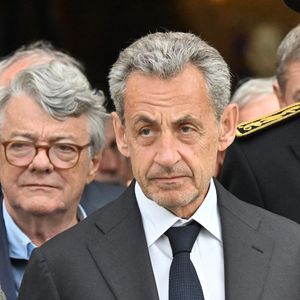 Jean-Louis Borloo et Nicolas Sarkozy lors des obsèques de l'homme politique André Santini, décédé le lundi 1er juin à l'âge de 85 ans, en l'église Saint-Etienne d’Issy-les-Moulineaux, France, le 8 juin 2026. © Christian Liewig/Bestimage