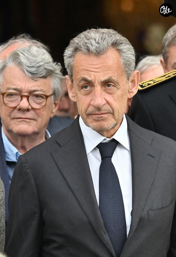 Jean-Louis Borloo et Nicolas Sarkozy lors des obsèques de l'homme politique André Santini, décédé le lundi 1er juin à l'âge de 85 ans, en l'église Saint-Etienne d’Issy-les-Moulineaux, France, le 8 juin 2026. © Christian Liewig/Bestimage