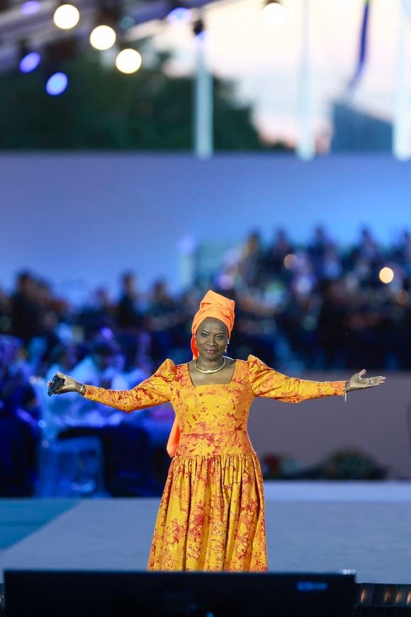 Exclusif - Angélique Kidjo - Emission "Le concert pour la paix" sur les Champs-Elysées à Paris, retransmis en direct sur France 2, le 8 mai 2025. © Christophe Clovis - Pierre Perusseau / Bestimage