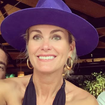 Laeticia Hallyday de retour dans le village français de son enfance, un endroit où les couleurs sont magnifiques