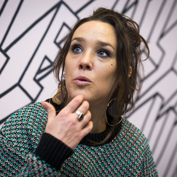 À l’occasion d’une interview accordée au "Parisien", Zaz a pu en dire plus sur son mari et ce combat qu’ils ont mené main dans la main.

La chanteuse française ZAZ (Isabelle Geffoy) s'entretient avec des journalistes lors d'une interview pour l'Agence de presse tchèque avant le concert Effet Miroir à Prague, en République tchèque. Photo de Katerina Sulova/CTK Photo/ABACAPRESS.COM