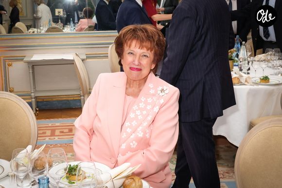 Roselyne Bachelot avait fait le déplacement

Exclusif - Roselyne Bachelot - Quelques semaines après avoir ouvert la Journée de l'Assemblée nationale dédiée à l'Engagement, le samedi 11 avril 2026, M.Ladreit de Lacharrière a reçu Y.Braun-Pivet pour un prestigieux dîner du Cercle de la Revue des Deux Mondes, le 8 juin 2026. 
© Jack Tribeca / Bestimage