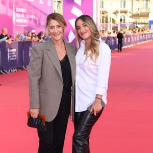 Daniela Lumbroso et sa fille Carla Ghebali - Tapis rouge pour la projection du film "Bugonia" lors du 51éme Festival du Cinema Américain de Deauville le 6 septembre 2025. © Denis Guignebourg/Bestimage