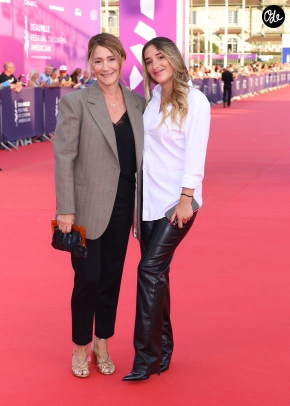 Daniela Lumbroso et sa fille Carla Ghebali - Tapis rouge pour la projection du film "Bugonia" lors du 51éme Festival du Cinema Américain de Deauville le 6 septembre 2025. © Denis Guignebourg/Bestimage