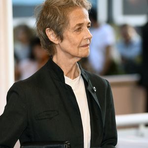 Et effectivement, "à force de frotter les fibres de la toile du pouce et du plat de la main, une figure est apparue, une silhouette presque humaine, transparente, sans visage", détaillait Le Monde. "Quelque chose de très psychologique, en lien avec mon monde intérieur.", précisait ensuite Charlotte Rampling.

Charlotte Rampling - Première du film "Last Breath" lors du 72ème Festival International du Film de Saint-Sébastien (San Sebastian). Le 25 septembre 2024
Action Press / Bestimage