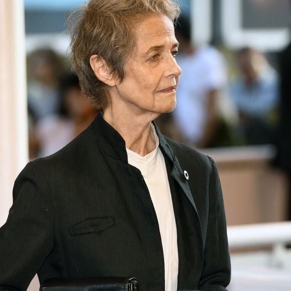 Et effectivement, "à force de frotter les fibres de la toile du pouce et du plat de la main, une figure est apparue, une silhouette presque humaine, transparente, sans visage", détaillait Le Monde. "Quelque chose de très psychologique, en lien avec mon monde intérieur.", précisait ensuite Charlotte Rampling.

Charlotte Rampling - Première du film "Last Breath" lors du 72ème Festival International du Film de Saint-Sébastien (San Sebastian). Le 25 septembre 2024
Action Press / Bestimage
