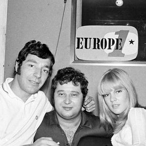 Archives - L’animateur Hubert Wayaffe, le chanteur Carlos et Sylvie Vartan lors de l’émission de radio "Salut les copains" (1968 - 1969) sur Europe 1. AGENCE / BESTIMAGE