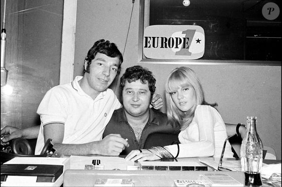 Archives - L’animateur Hubert Wayaffe, le chanteur Carlos et Sylvie Vartan lors de l’émission de radio "Salut les copains" (1968 - 1969) sur Europe 1. AGENCE / BESTIMAGE