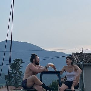 La fille de Zazie s’est spécialisée dans le cadre coréen, une discipline aérienne pratiquée en duo.

Lola Cahen, la fille de Zazie, se lance dans une carrière artistique. Capture d'écran Instagram