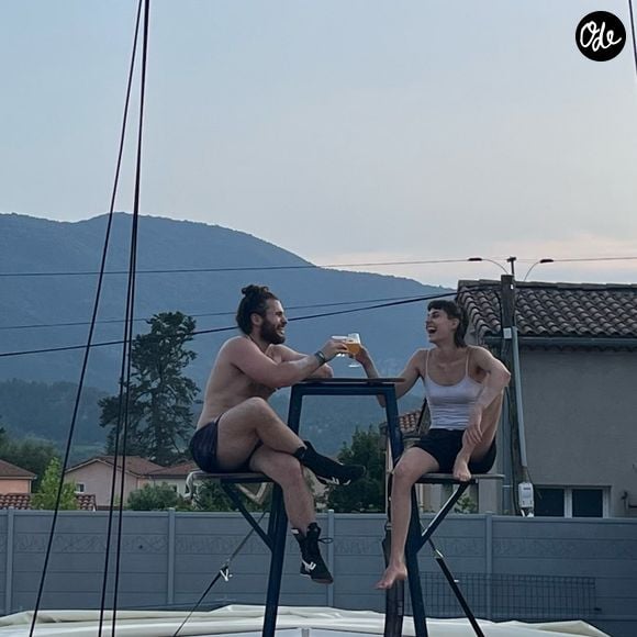 La fille de Zazie s’est spécialisée dans le cadre coréen, une discipline aérienne pratiquée en duo.

Lola Cahen, la fille de Zazie, se lance dans une carrière artistique. Capture d'écran Instagram
