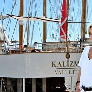 Adriana Karembeu, le mannequin, actrice et animatrice de télévision slovaque, accompagnée par Marc Lavoine, est l'invité du Yacht Club de Monaco pour la Monaco Classic Week à Monaco, le 11 septembre 2025.  © Bruno Bebert / Bestimage