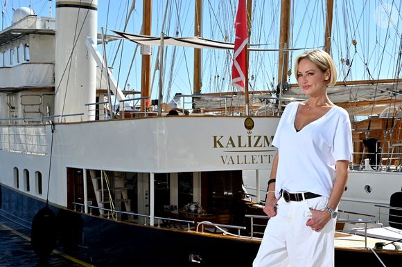 Adriana Karembeu, le mannequin, actrice et animatrice de télévision slovaque, accompagnée par Marc Lavoine, est l'invité du Yacht Club de Monaco pour la Monaco Classic Week à Monaco, le 11 septembre 2025.  © Bruno Bebert / Bestimage