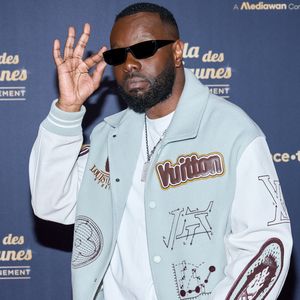 La salle était complète et les billets restent valables pour la nouvelle date.

Gims au photocall du "Gala des pièces jaunes, le concert événement" à La Défense Arena à Nanterre le 23 janvier 2025. © Jacovides / Moreau / Bestimage