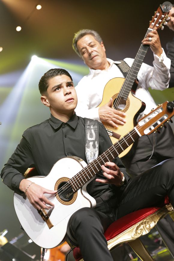 Chico Bouchikhi avec son petit fils, au Palais des Congrès, le 24 mai 2025. 

Photo par © Guirec Coadic / Bestimage