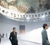 La brume a enveloppé le podium. De quoi donner une atmosphère mystérieuse au défilé mais également adoucir les températures du moment.

Défilé de mode homme Saint Laurent Printemps/Eté 2027 dans le cadre de la Fashion Week de Paris le 23 juin 2026.

© Bestimage