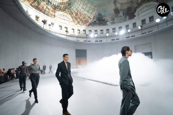 La brume a enveloppé le podium. De quoi donner une atmosphère mystérieuse au défilé mais également adoucir les températures du moment.

Défilé de mode homme Saint Laurent Printemps/Eté 2027 dans le cadre de la Fashion Week de Paris le 23 juin 2026.

© Bestimage