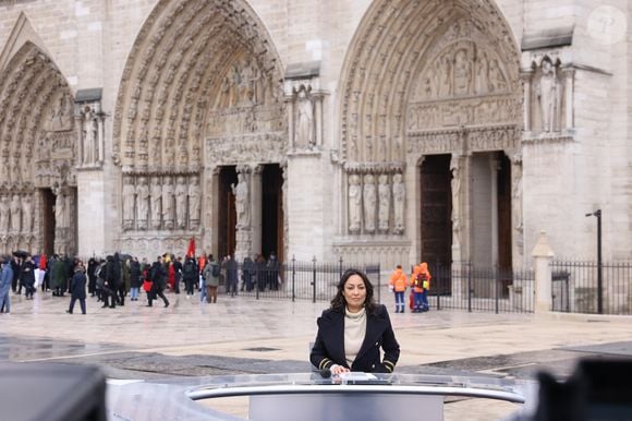 Exclusif - Leïla Kaddour-Boudadi présente le journal de 13 heures de France, depuis le parvis de la cathédrale Notre Dame de Paris, à l'issue de la première messe célébrée pour sa réouverture, le 8 décembre 2024. 
© Cyril Moreau / Bestimage