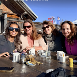 Si Karine Le Marchand ne précise pas où elle se trouve, on trouve cette information sur le compte Instagram de son amie Karin Rudnicki-Schlumberger.

Karine Le Marchand en vacances au ski