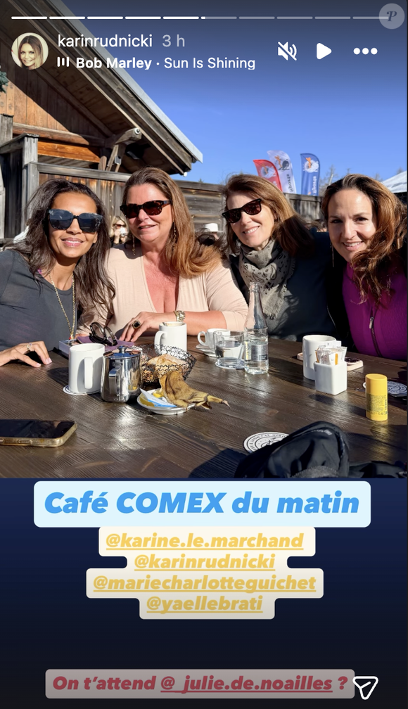 Si Karine Le Marchand ne précise pas où elle se trouve, on trouve cette information sur le compte Instagram de son amie Karin Rudnicki-Schlumberger.

Karine Le Marchand en vacances au ski