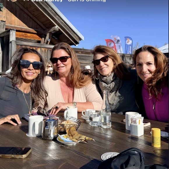 Si Karine Le Marchand ne précise pas où elle se trouve, on trouve cette information sur le compte Instagram de son amie Karin Rudnicki-Schlumberger.

Karine Le Marchand en vacances au ski