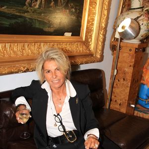 Mais la star de France 2 semble ravie d'ajouter cette arc à son arc ! 

Exclusif - Caroline Margeridon - Fête des puces de St Ouen au marché Biron avec les acheteurs de l'émission "Affaire conclue" le 6 octobre 2022.

© Philippe Baldini / Bestimage