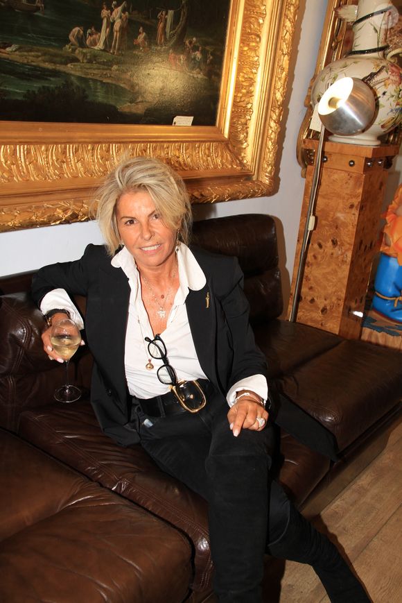 Mais la star de France 2 semble ravie d'ajouter cette arc à son arc ! 

Exclusif - Caroline Margeridon - Fête des puces de St Ouen au marché Biron avec les acheteurs de l'émission "Affaire conclue" le 6 octobre 2022.

© Philippe Baldini / Bestimage