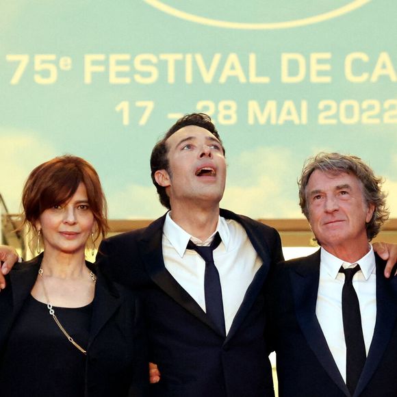 Emmanuelle Devos, Laura Morante, Nicolas Bedos, François Cluzet, Pierre Niney - Montée des marches du film « Mascarade  » lors du 75ème Festival International du Film de Cannes. Le 27 mai 2022
© Dominique Jacovides / Bestimage