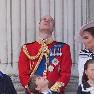 Le prince George, le prince de Galles, le prince Louis, la princesse de Galles et la princesse Charlotte sur le balcon du palais de Buckingham, à Londres, pour assister au défilé aérien qui suit la cérémonie de la montée des couleurs dans le centre de Londres, alors que le roi Charles célèbre son anniversaire officiel.  Londres, Royaume-Uni, le 15 juin 2024. © Jonathan Brady/PA Wire/ABACAPRESS.COM