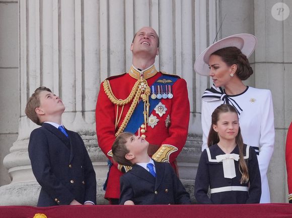 Le prince George, le prince de Galles, le prince Louis, la princesse de Galles et la princesse Charlotte sur le balcon du palais de Buckingham, à Londres, pour assister au défilé aérien qui suit la cérémonie de la montée des couleurs dans le centre de Londres, alors que le roi Charles célèbre son anniversaire officiel.  Londres, Royaume-Uni, le 15 juin 2024. © Jonathan Brady/PA Wire/ABACAPRESS.COM