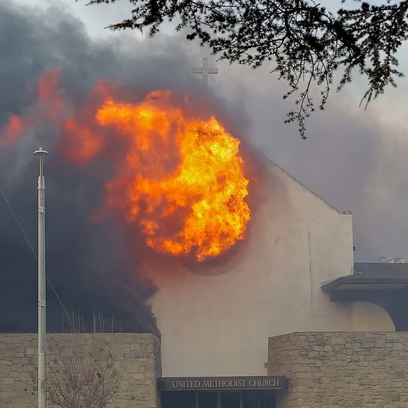 Exclusif - Prix Spécial - L'église ou se rendent Jennifer Garner et Ben Affleck a été complètement détruite par l'incendie de Palisades le 8 janvier 2025.