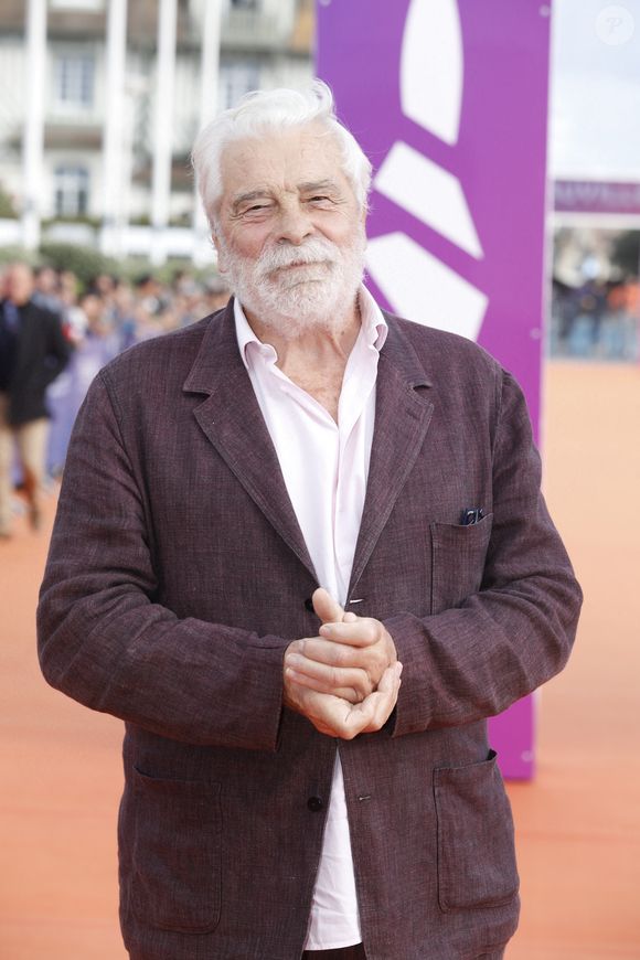 Et pour lever toute confusion, l'acteur précise : "C’est une bronchite très chiante, très longue, mais c’est tout ».

Jacques Weber - Arrivées à la première du film "Blonde" lors de la 48ème édition du festival du film américain de Deauville le 9 septembre 2022.

© Denis Guignebourg / Bestimage