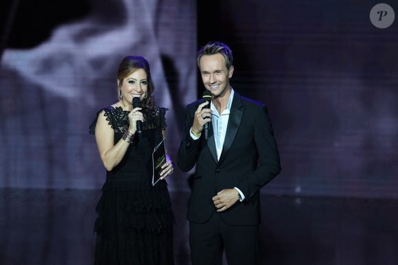 Un détail symbolique et sentimental qui lui rappelle son grand-père.

Léa Salamé et Cyril Féraud - 39ème cérémonie des Victoires de la musique à la Seine musicale de Boulogne-Billancourt, France, le 9 février 2024. © Coadic Guirec/Bestimage