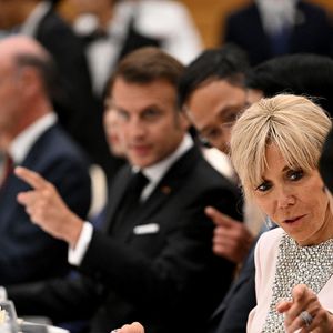 Le président français E. Macron et sa femme B. Macron, lors d'un dîner d'État au Centre international des congrès de Hanoi, au Vietnam, le 26 mai 2025. © Jeanne Accorsini / Pool / Bestimage